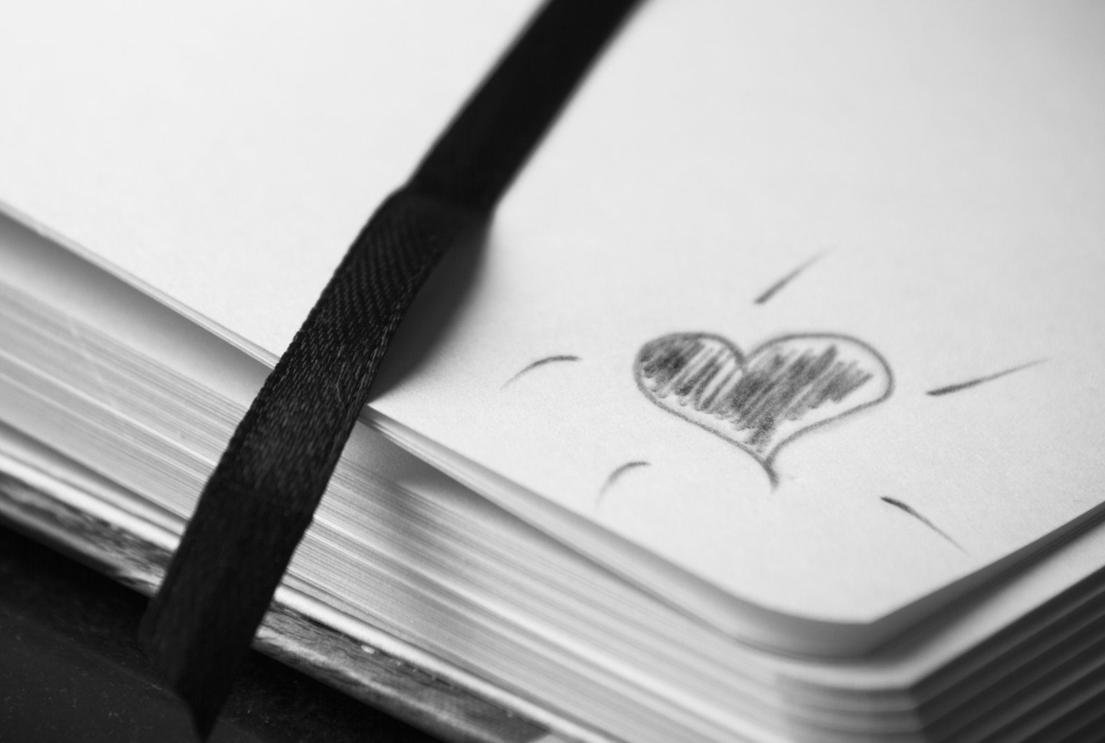 Cuaderno con un boceto dibujado a mano durante una dinámica de aprendizaje de marketing