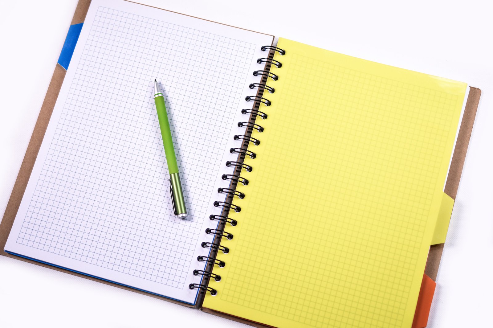 Aprender marketing a mano: cuaderno y bolígrafo tomando notas para resolver un caso de MARKDOKU